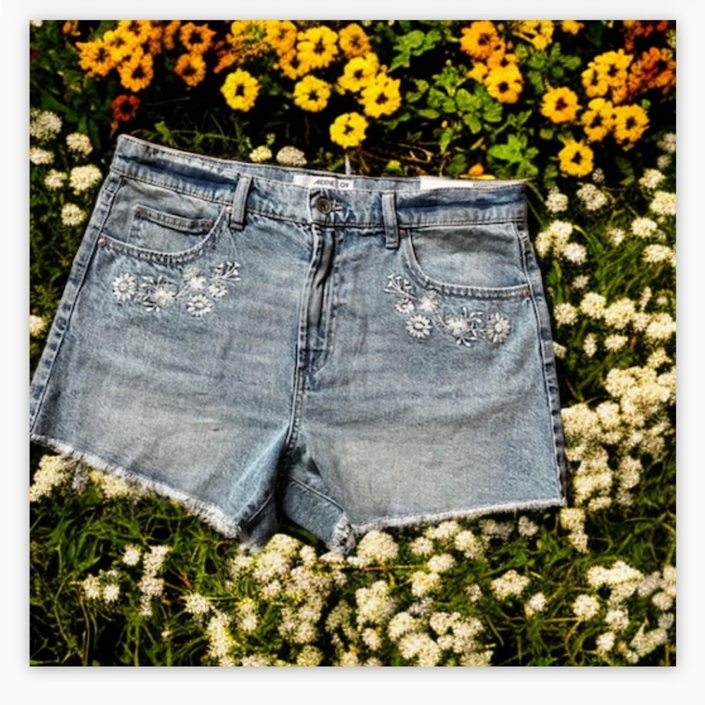 Boho -highrise-floral embroidered -distressed -frayed -lightwash short-NWT Sz 9​